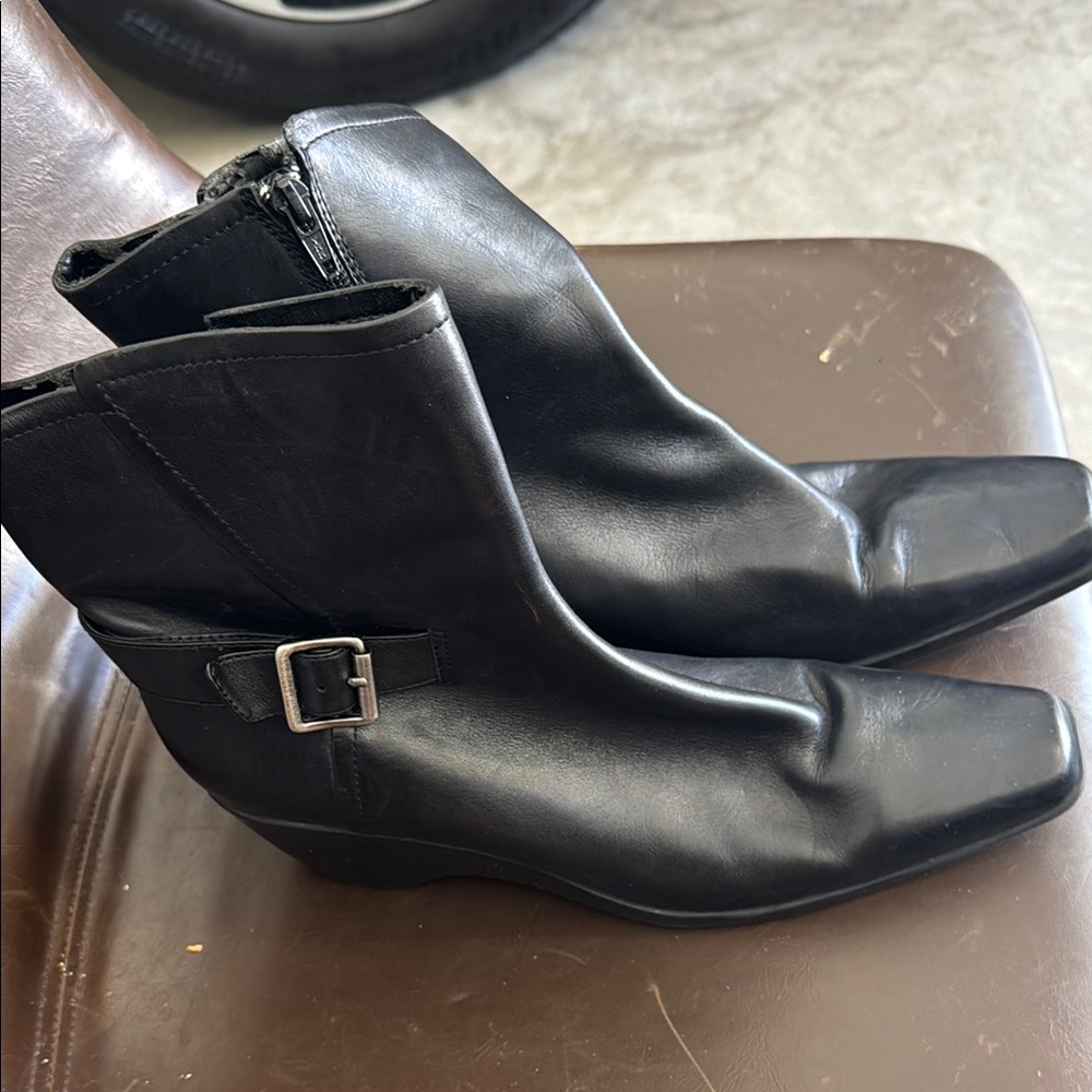 Anne Klein Flex Women's Black Leather Ankle Boots
